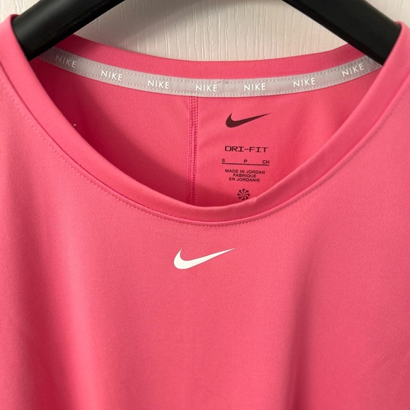 Nike Dri Fit Pink Shell. Sm/Great Condition! 25” L/Back, 21”L/Front, 24” Sleeve. - Picture 2 of 4